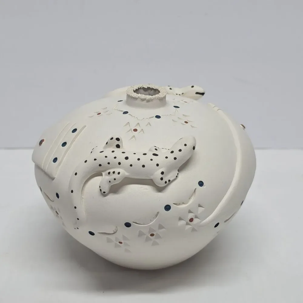 Native American Acoma Pueblo White Pottery Seed Gecko Pot Zelda & Elliott Garcia